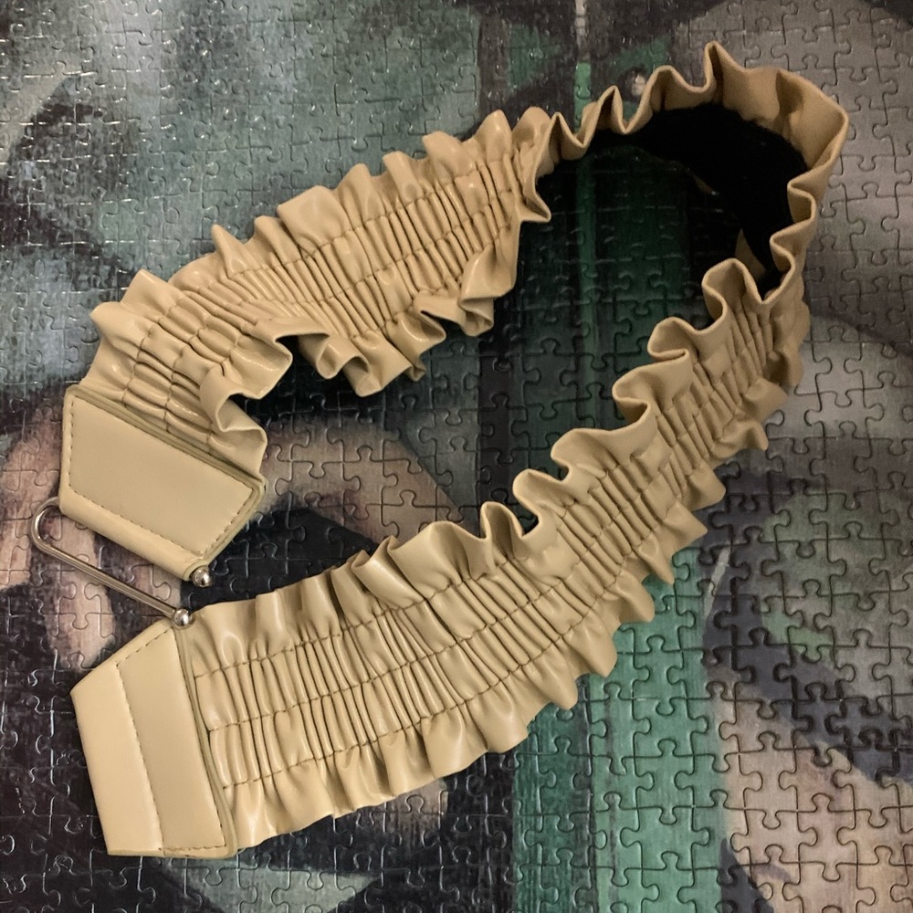 Chic Beige/Cream Cinch Accordion Waist Belt